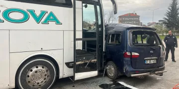 Isparta’da yolcu otobüsüyle hafif ticari araç çarpıştı: 1 ölü