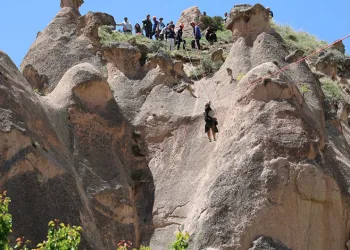 Kapadokya’da sıcak hava balonu peri bacalarının üzerine indi