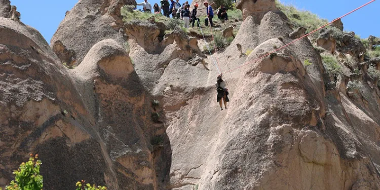 Kapadokya’da sıcak hava balonu peri bacalarının üzerine indi