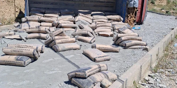 Çimento yüklü kamyon devrildi: 1 yaralı