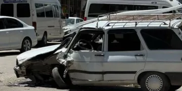 Minibüs ile otomobil çarpıştı