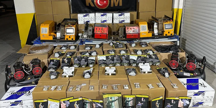 Piyasa değeri 1 milyon lira olan kaçak sigara ve malzemesi ele geçirildi
