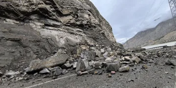 Erzurum-Artvin kara yolunda heyelan