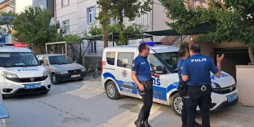 Öfkeli koca evin çatısını ateşe verdi