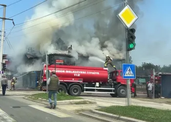 Alevler 2 katlı binayı kül etti