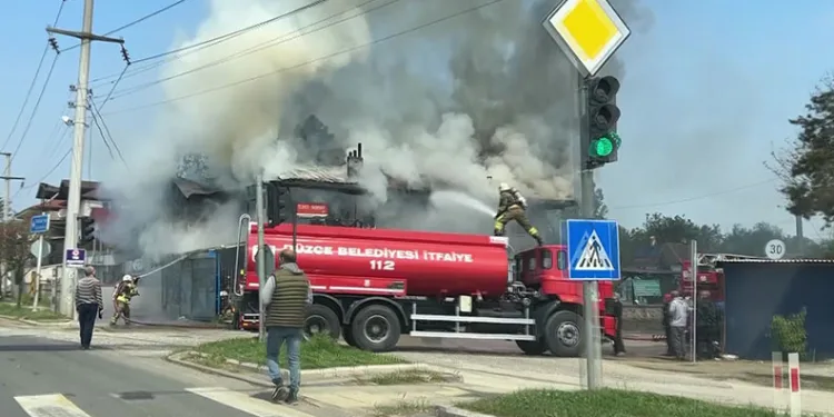 Alevler 2 katlı binayı kül etti