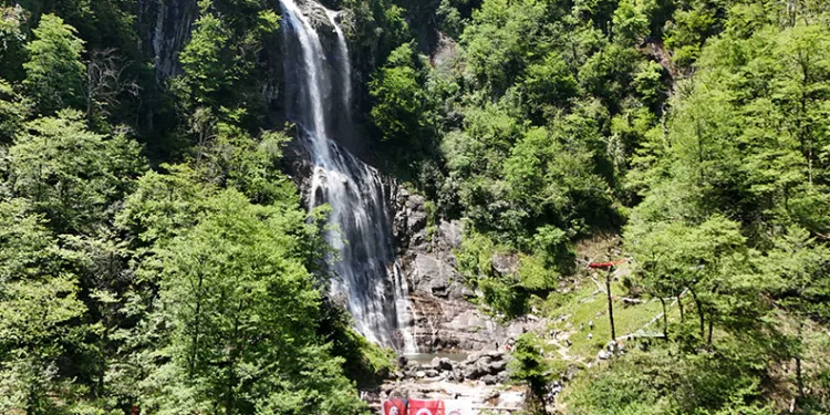 Mençuna Şelalesi’ne doğa yürüyüşü düzenlendi