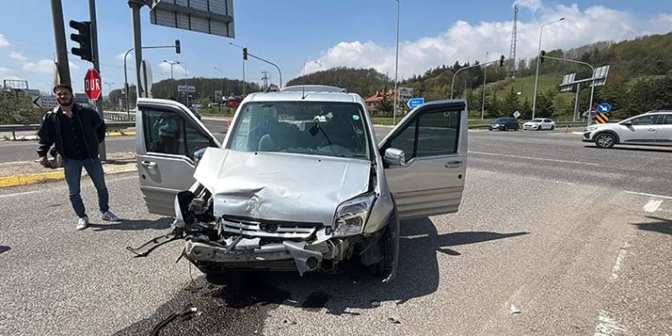 Bolu’da hafif ticari araç ile otomobil çarpıştı