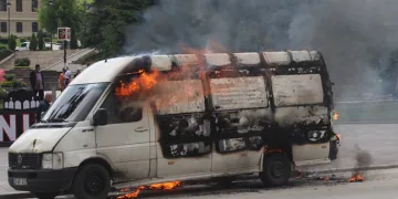 Polis ekibi işlem yapmak isteyince hacizli aracı ateşe verdi