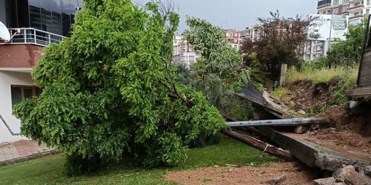 Malatya’da sağanak yağış site duvarını yıktı