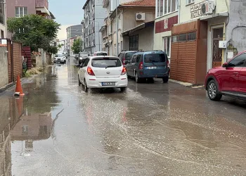 Edirne’de sağanak yolları göle çevirdi