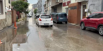 Edirne’de sağanak yolları göle çevirdi