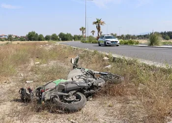 Kaldırıma çarpıp 30 metre savrulan motosikletin sürücüsü ağır yaralandı