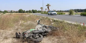 Kaldırıma çarpıp 30 metre savrulan motosikletin sürücüsü ağır yaralandı