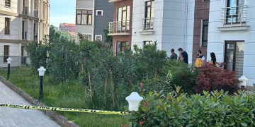 Genç kadın apartman önünde ölü bulundu