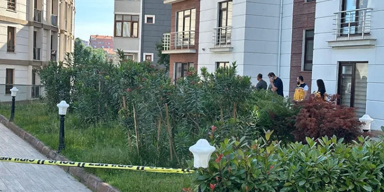 Genç kadın apartman önünde ölü bulundu