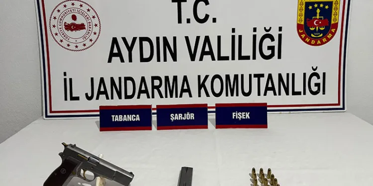 Kuşadası ve Söke’de ruhsatsız av tüfeği ve tabanca ele geçirildi