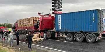 Tır duraklayan tıra arkadan çarptı: 1 yaralı