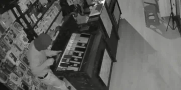 Depremzede esnafın konteyneri soyuldu