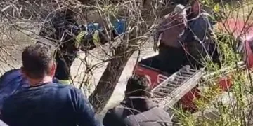 Sürücü aracıyla dereye uçtu