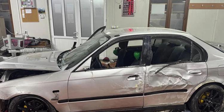 Alkollü sürücü camiye daldı: 1 yaralı