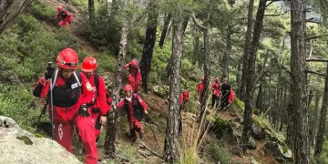 Kayıp dağcının cansız bedeni düştüğü uçurumdan helikopterle alındı