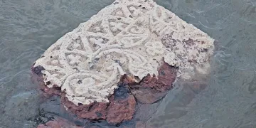 Van Gölü’ndeki tarihi mezarlar definecilerin hedefi oldu