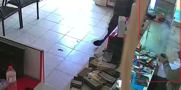 Telefon bataryası tamir sırasında alev alarak patladı