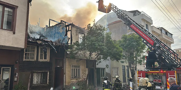 Kocaeli’de 2 ev alev alev yandı