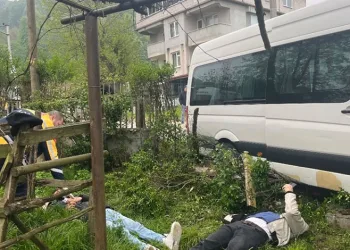 Düzce’de işçi servisi ağaca çarptı, 8 kişi yaralandı