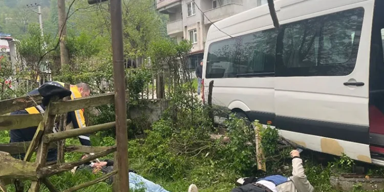 Düzce’de işçi servisi ağaca çarptı, 8 kişi yaralandı