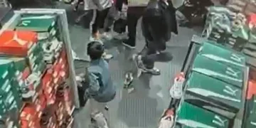 Mağazada unutulan telefonu çalan çocuk kamerada