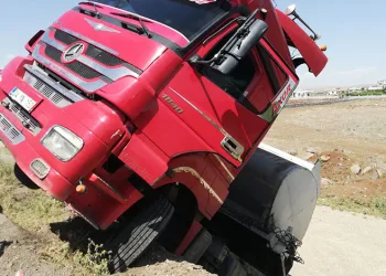 Sürücüsü bayılan tır şarampolde devrildi