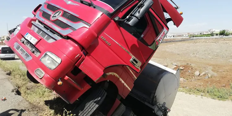 Sürücüsü bayılan tır şarampolde devrildi