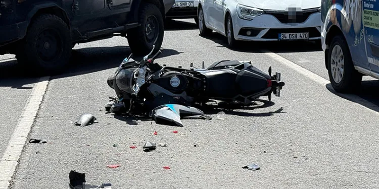 Diyarbakır’da motosiklet sürücüsü otomobile arkadan çarptı
