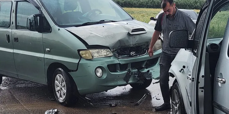 Osmaniye’de minibüs ile ticari araç çarpıştı