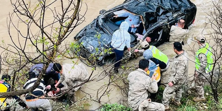 Otomobil dereye uçtu aynı aileden 1 çocuk öldü