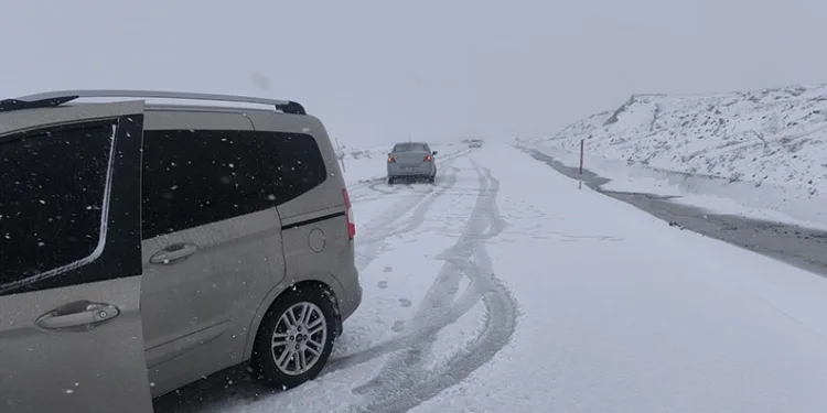 Palandöken geçidinde ulaşıma kar ve tipi engeli