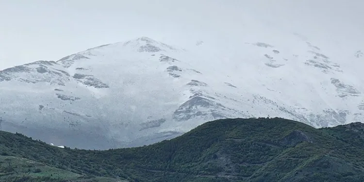 Nemrut ve yüksek kesimler beyaza büründü