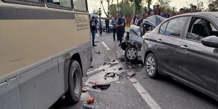 İşçi servisi kırmızı ışıkta bekleyen araçlara çarptı: 14 yaralı