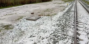 Tokat’ta etkili olan dolu yağışı araziyi beyaza bürüdü
