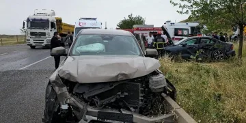 Diyarbakır’da otomobil ile kamyonet çarpıştı