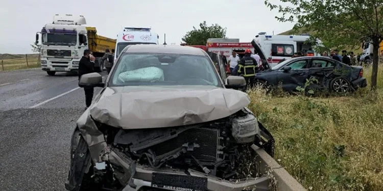 Diyarbakır’da otomobil ile kamyonet çarpıştı