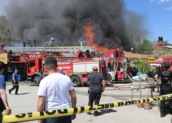 Erzincan’da ahşap sıralı dükkanların çatısında yangın
