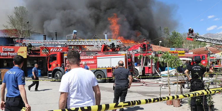 Erzincan’da ahşap sıralı dükkanların çatısında yangın