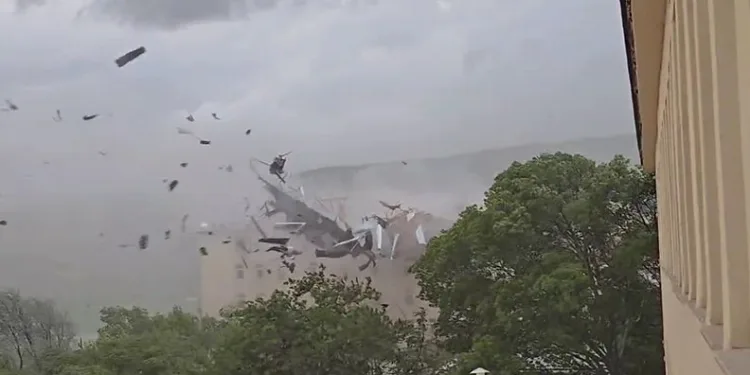 Tunceli’deki fırtınada çatı saniyeler içerisinde parçalandı