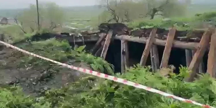 Sağanağın etkisiyle ahır çöktü, hayvanlar enkaz altında kaldı