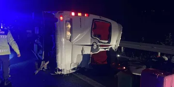 Soma’da servis minibüsü devrildi: 1 ölü, 13 yaralı