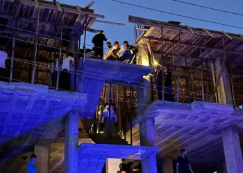 Elindeki demir yüksek gerilim hattına temas edince akıma kapılarak hayatını kaybetti