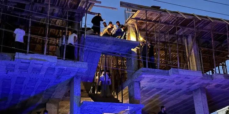 Elindeki demir yüksek gerilim hattına temas edince akıma kapılarak hayatını kaybetti